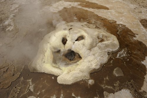 Hveravellir. Source d'eau chaude frangée de dépôts minéraux.(VOY 10-0280)