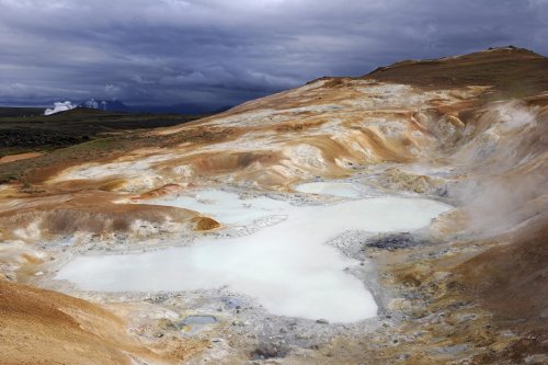 Myvatn. Site de Namarfjall. Vasque d'eau acide et dépôts de soufre.(VOY 10-0295)