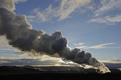  Centrale géothermique de Krafla près de Myvatn. Panache de vapeur.(VOY 10-0334)