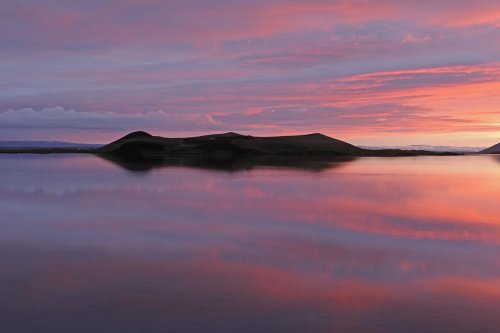 Soleil de minuit sur le lac de Myvatn.(VOY 10-0349)