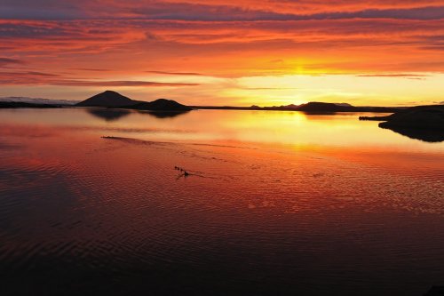 Soleil de minuit sur le lac de Myvatn(VOY 10-0355)