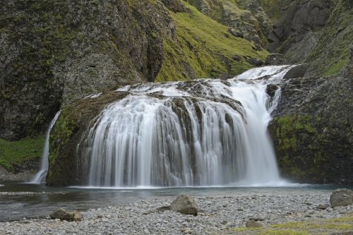Cascade de  Stjornarfoss près de Kirkjubaejarklaustur.(VOY 10-0521)