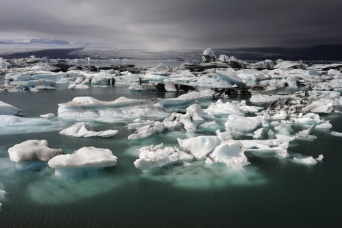 Icebergs dans le lagon glaciaire du Jokulsarlon.(VOY 10-602)