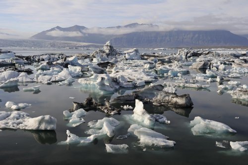 Icebergs dans le lagon glaciaire du Jokulsarlon.(VOY 10-0611)