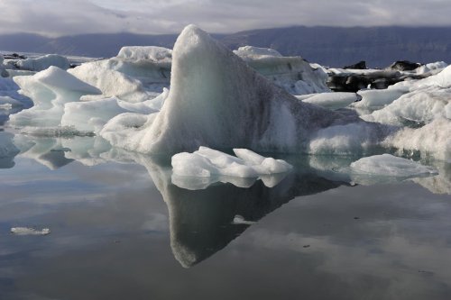 Icebergs dans le lagon glaciaire du Jokulsarlon.(VOY 10-0626)