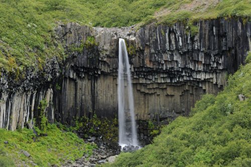 Cascade de Svartifoss dans le parc national de Skaftafell. (VOY 10-0672)