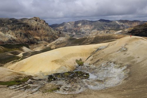 Landmannalaugar. Solfatare et montagnes ryolithiques en fond.(VOY 10-0808)