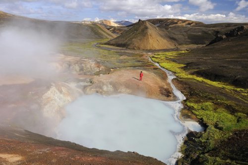 Située sur la ligne de fracture où se repoussent les continents américains et européens, l'Islande, telle une planète en formation, offre le spectacle permanent des éléments qui s'affrontent. L'activité tectonique y est importante et les paysages sont la création de cette instabilité permanente où se mêlent l'eau, la terre et le feu. Les massifs du Kerlingarfjoll et du Landmannalaugar, dans le sud de l'île, sont des montagnes rhyolitiques très colorées riches en solfatares et sources chaudes. Le célèbre geyser appelé Geysir a donné son nom au phénomème. Il est situé dans une petite zone d'activité géothermique avec des sources chaudes et des solfatares. Geyser est en période de sommeil, mais son voisin, Strokkur, assure le spectacle avec des jaillissements réguliers pouvant atteindre 30 mètres. Dans la région de Myvatn au nord, se trouve le volcan Krafla caractérisé par ses champs de laves aux fissures encore fumantes, et ses mares de boues. Le lac de cratère Viti, d'un bleu soutenu, contraste avec son environnement noir et désolé. Le site de Namaskard, tout proche; est un champ de solfatares et de marmites de boues en ébullition alternant avec des zones de dépôts soufrés.