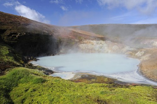 Landmannalaugar. Vasque d'eau chaude dans la zone géothermale de Storihver.(VOY 10-0842)