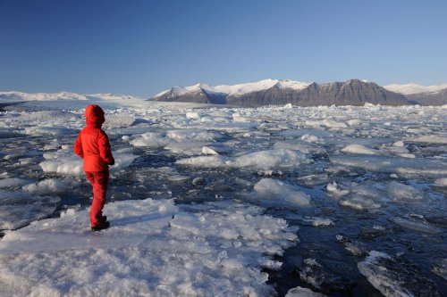 Islande - Lagune du Jokulsarlon (personnage premier plan sur bloc de glace)(VO 11-0145)