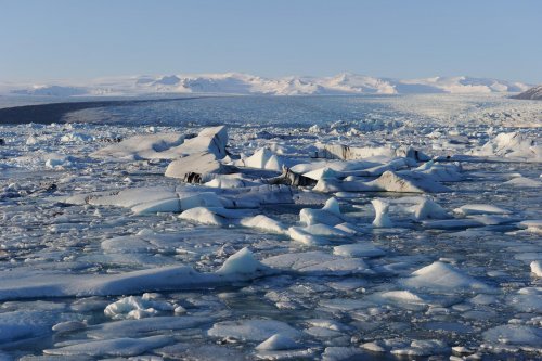 Islande - Lagune du Jokulsarlon envahie par les blocs de glace (vue d'ensemble)(VO 11-0164)