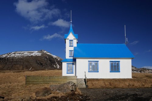 Islande (Sud) - Petite église colorée de Stovarfjordur
(VO 11-0301)