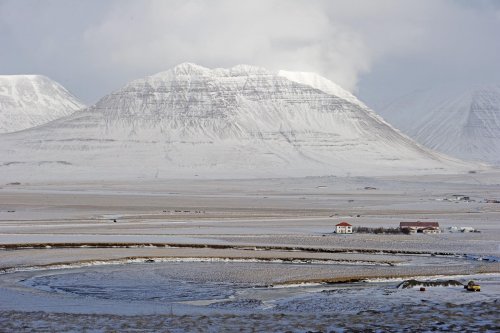 Islande - Habitations isolées dans un paysage enneigé dans la région de Blonduos(Vo 11-0413)
