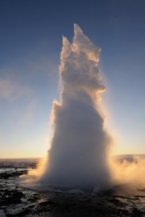 Islande - Geysir : geyser Strokkur avec panache vertical à contre jour (lever du soleil)(VO 11-0460)