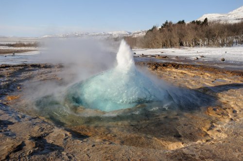 Islande - Geysir : geyser Strokkur avec jet perçant la bulle(Vo 11-0470)