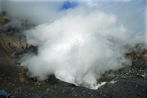 Sulawesi (Indonésie) - vue plongeante sur le cratère du volcan Lokon(VO 12-0695)