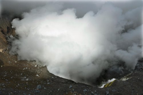 Sulawesi (Indonésie) -  vue plongeante sur le cratère du volcan Lokon.(VO 12-0700)