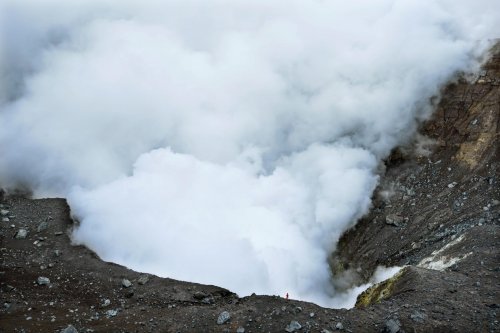 Sulawesi (Indonésie) - Vue plongeante sur le cratère du volcan Lokon(VO 12-0705)