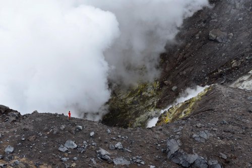 Sulawesi (Indonésie) - Vue rapprochée du cratère du volcan Lokon. Panache de fumée à gauche et personnage au bord.(VO 12-0709)