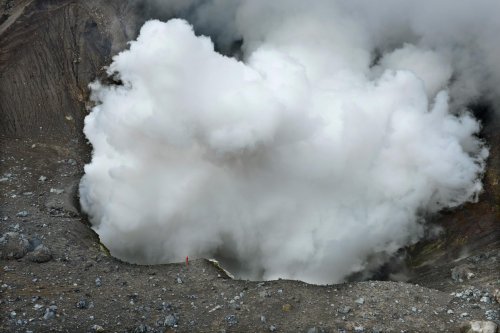 Sulawesi (Indonésie) - vue plongeante sur le cratère du volcan Lokon(VO 12-0712)