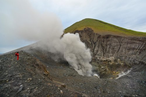 Sulawesi (Indonésie) - Volcan Lokon avec fumée sortant du cratère et personnage au bord(VO 12-0718)
