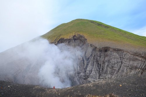 Sulawesi (Indonésie) - Cratère du volcan Lokon avec personnage au bord.(VO 12-0723)