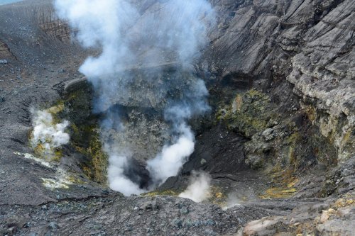 Sulawesi (Indonésie) - vue rapprochée du cratère du volcan Lokon. Peu de fumée.(VO 12-0730)