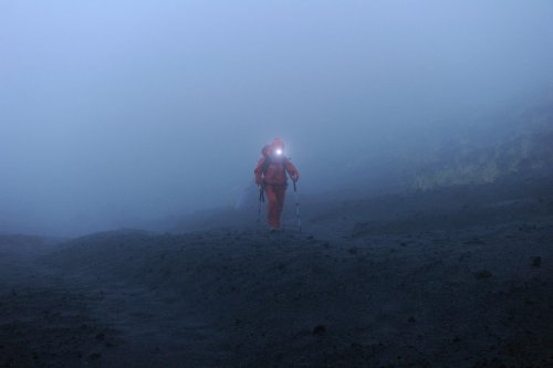 Sulawesi (Indonésie) - Progression dans la brume sur les flancs du volcan Soputan (VO 12-0817)