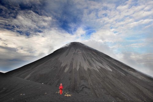 Sulawesi (Indonésie) - Volcan Soputan sous un ciel dégagé avec personnage au premier plan. (VO 12-0833)