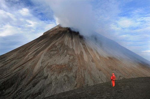 Sulawesi (Indonésie) - Volcan Soputan avec panache de fumée et personnage au premier plan.(VO 12-0836)