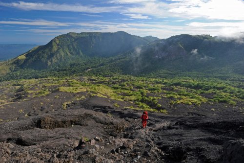 Sulawesi (Indonésie) - Montée au volcan Soputan à travers des champs de lave.(VO 12-0850)