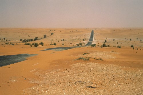 Désert de Mauritanie. Route envahie par le sable.(VOY 02538)