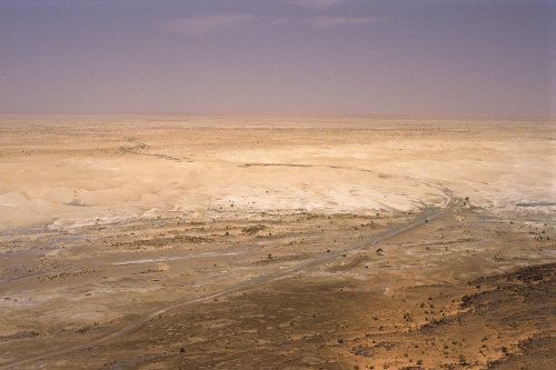 Désert de Mauritanie. Piste  à travers une étendue de sable blanc(VOY 02640)