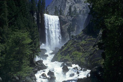 Yosemite National Park (Californie). Cascade de Vernal Fall sur la Merced River.(V 04873)