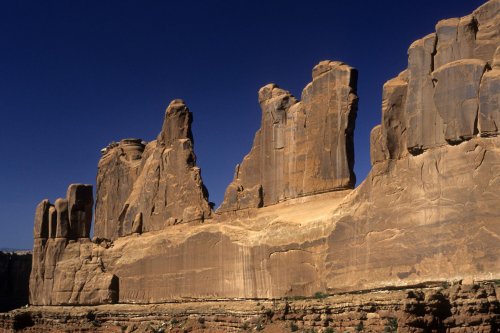 Arches National Park (Utah). Falaises de grès de Park Avenue(V 05375)
