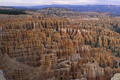 Bryce Canyon (Utah). Inspiration Point, vue d'ensemble du cirque.(V 05621)