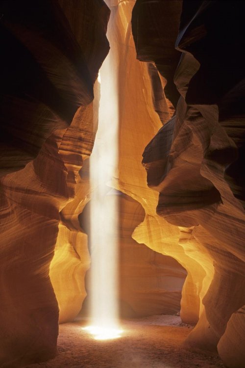Glen Canyon. Antelope Canyon. Rayon de soleil vertical.(V 05756)