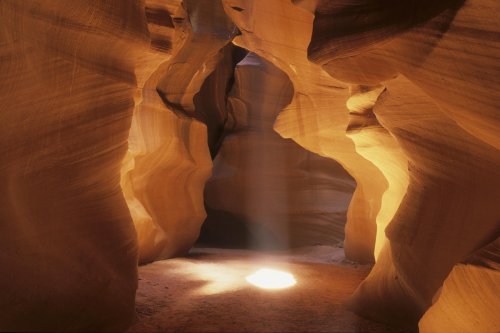 Glen Canyon. Antelope Canyon : rayon de soleil dans passage large.(V 05760)