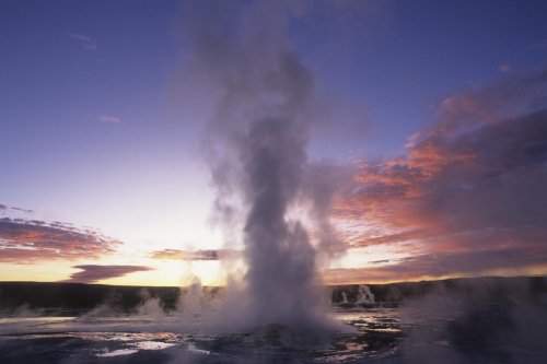 Yellowstone National Park. Soleil couchant sur Clepsydra Geyser.(V 06017)