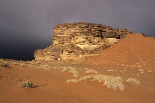 Désert du Wadi Rum. Dune accolée à une falaise de grès.(VOY 06282)