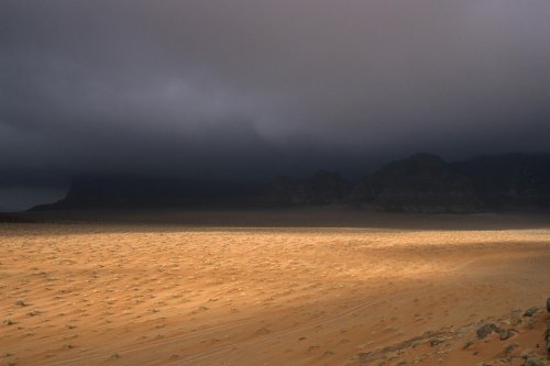 Désert du Wadi Rum sous le mauvais temps.(VOY 06289)