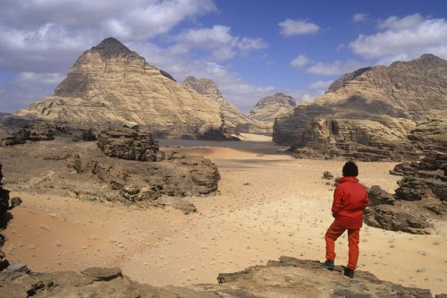 Désert du Wadi Rum. Grandes étendues ponctuées de massifs de grès.(VOY 06437)