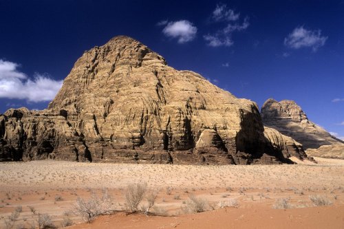 Désert du Wadi Rum. Imposantes falaises de grès.(VOY 06442)