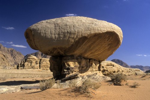 Désert du Wadi Rum. Champignon de grès sculpté par le vent.(VOY 06452)