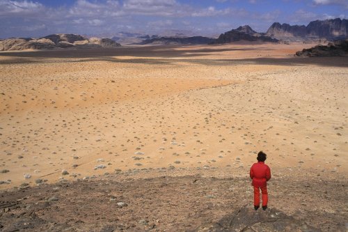 Désert du Wadi Rum. Grandes étendues de sable clair. Personnage en premier plan.(VOY 06500)
