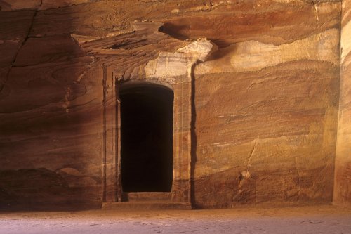 Pétra. Porte à l'intérieur d'un bâtiment.(VOY 06601)