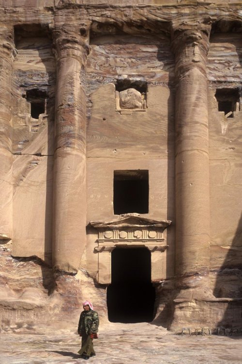 Pétra. Façade avec colonnes.(VOY 06660)