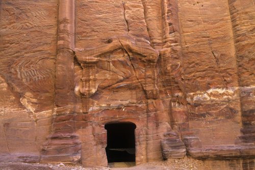 Façade et porte dans Pétra.(VOY 06665)