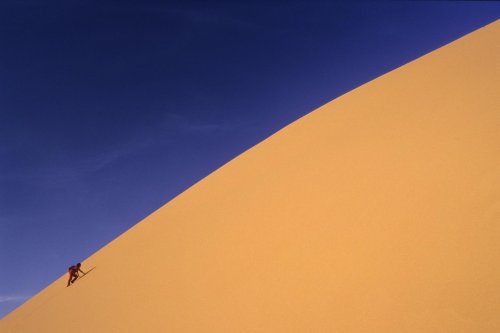 Dunes de Merzouga. Ascension de la dune.(VOY 06980)