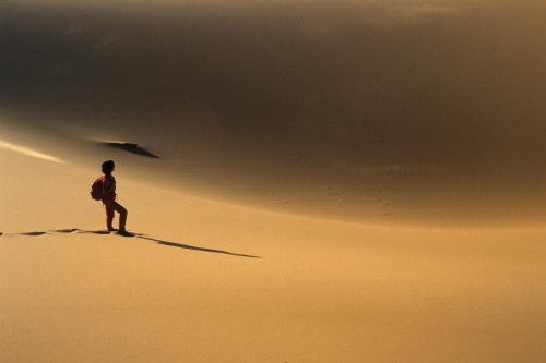 Dunes de Merzouga. Dans le creux d'une dune.(VOY 06989)